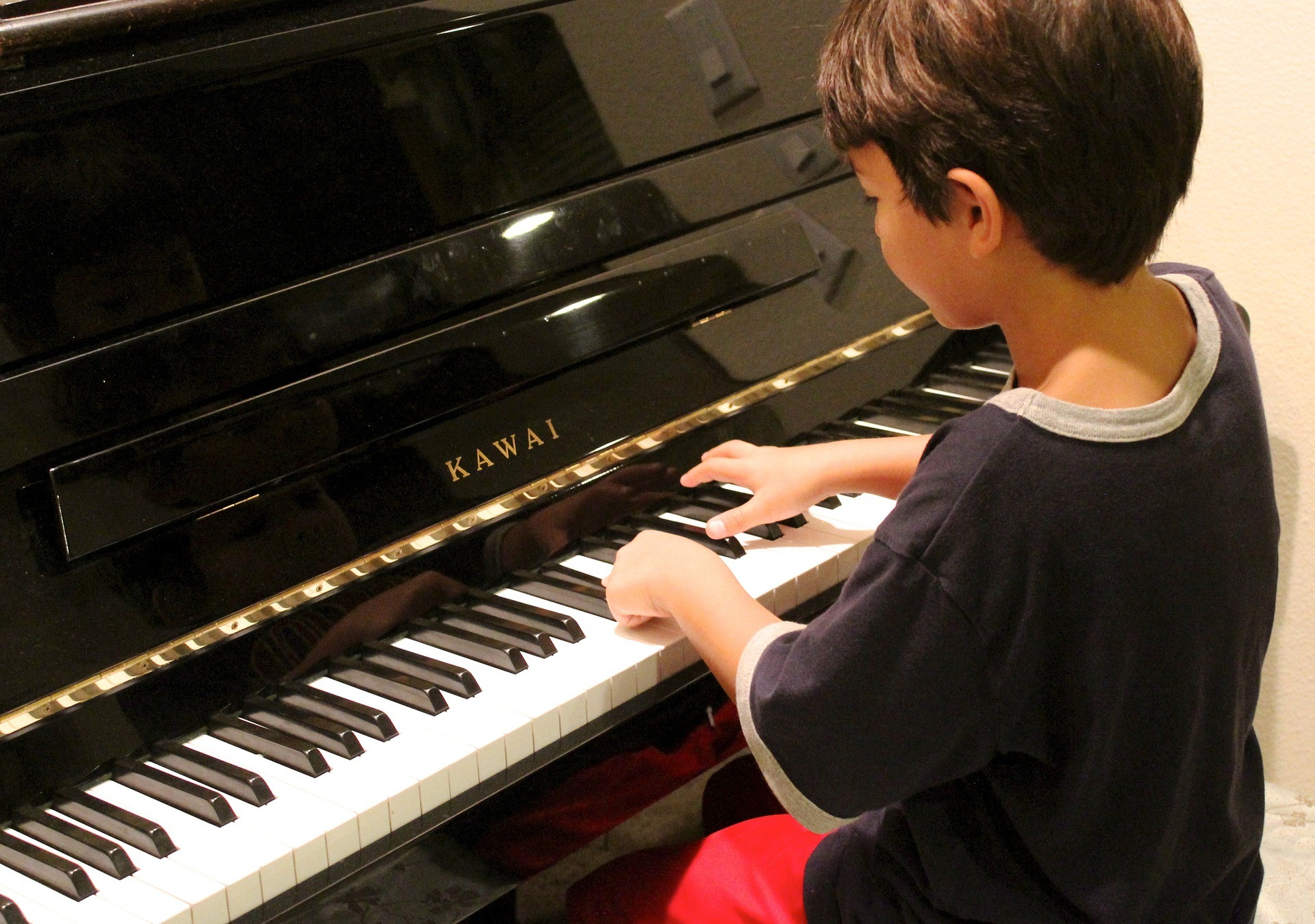 boy piano-78492_1920
